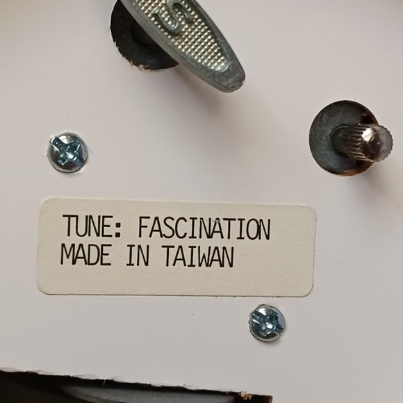 Musical moving Dolphins figurines on top of the ocean,Tune fascination - Picture 4 of 6